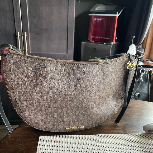 Brown Michael Kors, unique shape bag - Picture 3 of 4